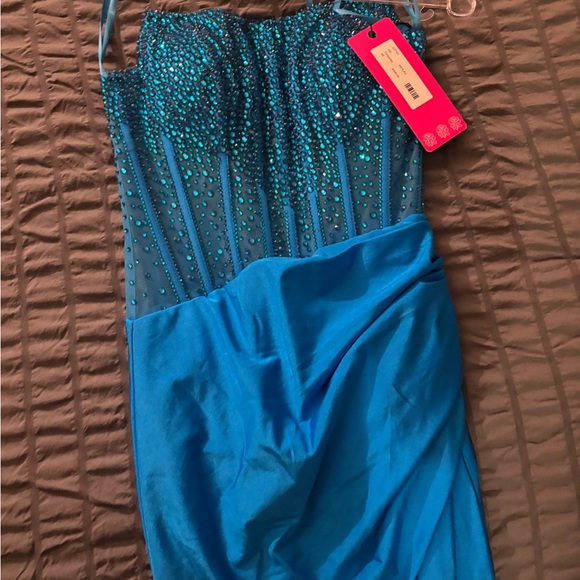 Elegant Blue Strapless Dress - Picture 7 of 7